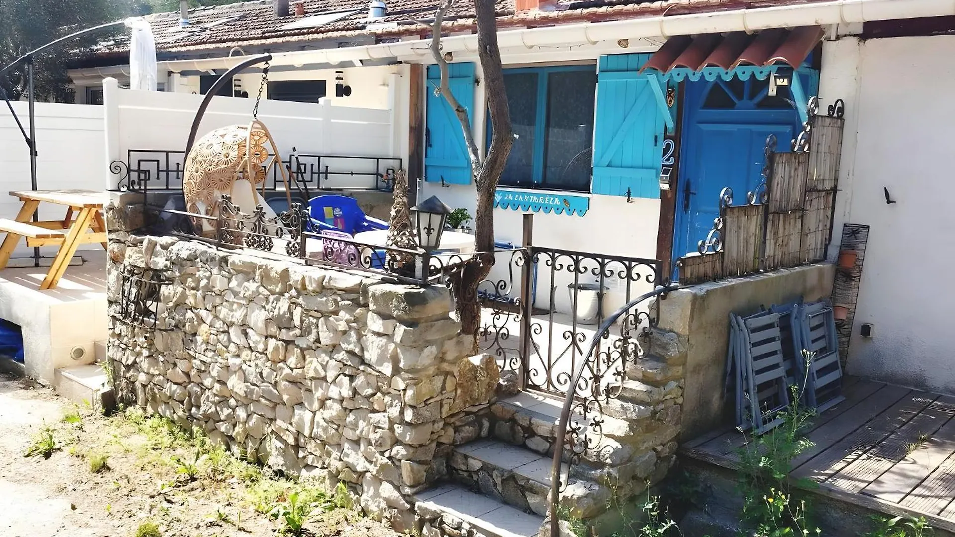 Gite Renove Calanque La Vesse Le Rove フランス