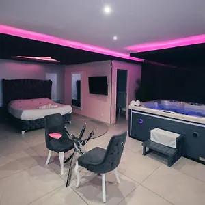 Couette-café Night Marseille Jacuzzi, Le Rove